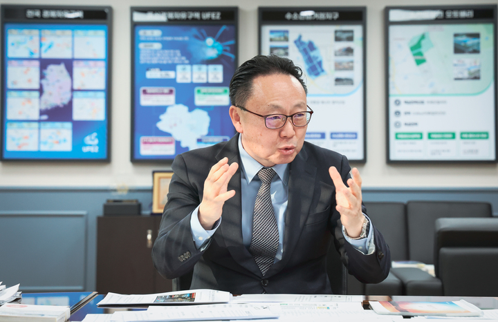 이경식 울산경제자유구역청장이 KTX울산역 복합특화지구 추가지정을 계기로 게임·IT분야 글로벌대학 유치에 적극 나설 검임을 밝히고 있다. 이수화 기자