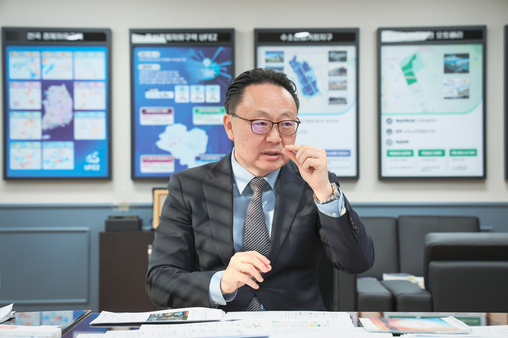 이경식 울산경제자유구역청장이 KTX울산역 복합특화지구 추가지정을 계기로 호텔·실버타운 복합개발 등 지역활성화를 위한 프로젝트를 발굴, 추진중이라고 밝히고 있다. 이수화 기자