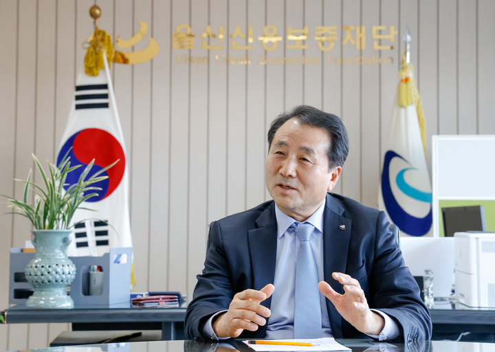 김용길 울산신용보증재단 이사장은 지난해 자체 사옥 매입 결정으로 소상공인의 자금지원 등 금융부분과 변화된 트렌드에 맞는 소상공인 교육 등 비금융 부분을 한곳에서 원스톱으로 지원 할 수 있는 컨트롤 타워가 탄생하는 계기가 됐다고 말하고 있다. 이수화 기자