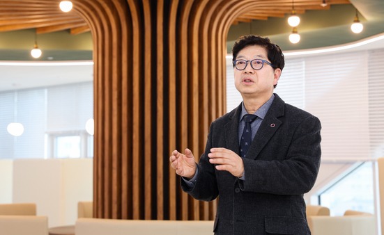 김헌성 울산창조경제혁신센터장이 울산스타트업허브로 쓰일 종하이노베이션센터에서 울산센터 통합이전의 의미를 설명하고 있다. 이수화 기자