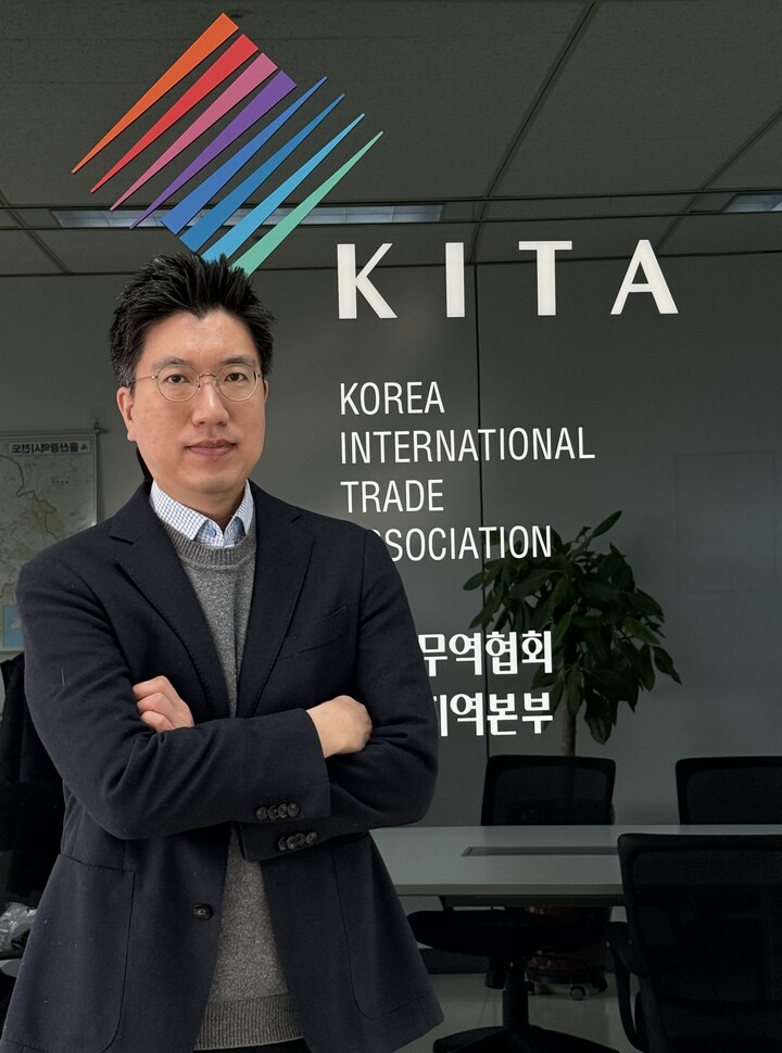 한국무역협회(KITA) 박선민 울산지역본부장은 울산이 1,000억달러 수출 시대를 다시 열기 위해서는 수출기업들의 적극적인 해외시장 개척이 필요하다고 주장했다. 무협 울산본부 제공