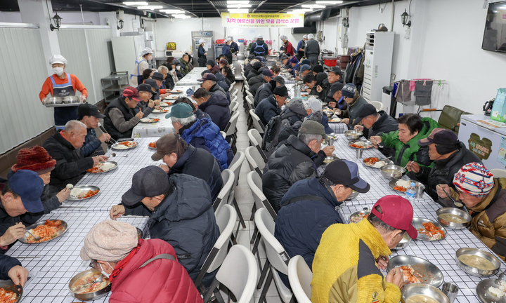 연일 한파가 지속 중인 6일 울산 중구 반구동에 소재한 노인무료급식소를 찾은 어르신들이 대한민국특수임무유공자회울산광역시지부가 준비한 따끈한 한끼 식사를 하고 있다. 이수화 기자
