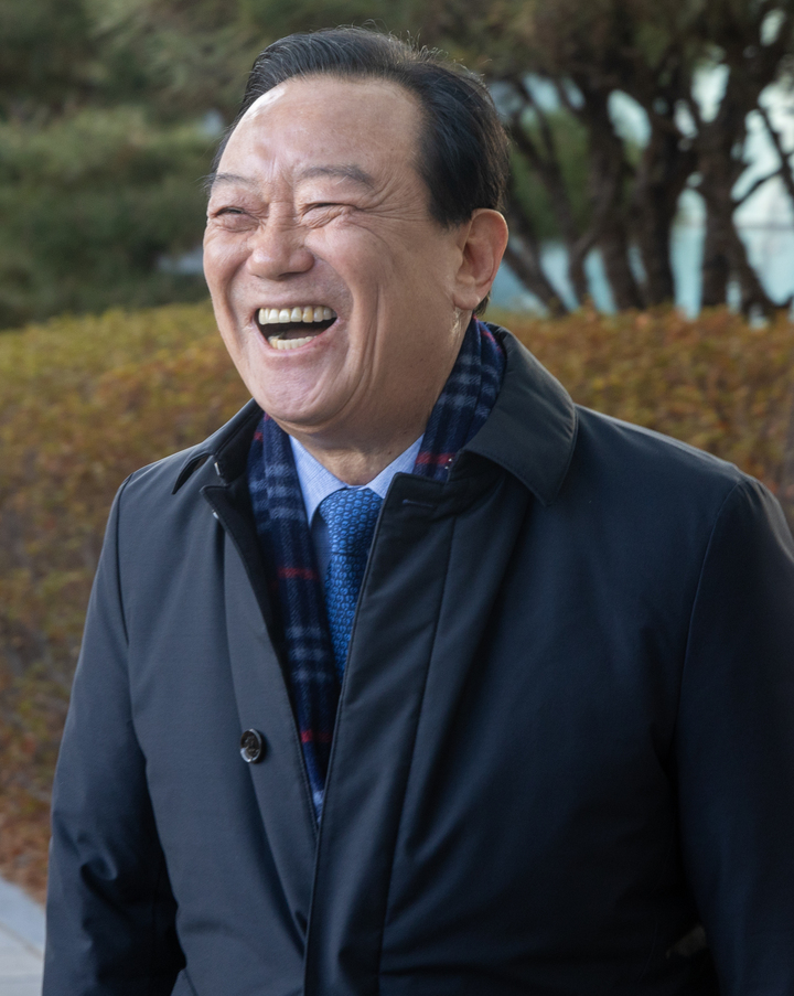 송철호 전 울산시장이 7일 울산지방법원에서 열린 사전뇌물수수 및 정치자금법 위반 혐의 선고공판에서 무죄를 선고받은 뒤 웃음을 보이고 있다. 최지원 기자
