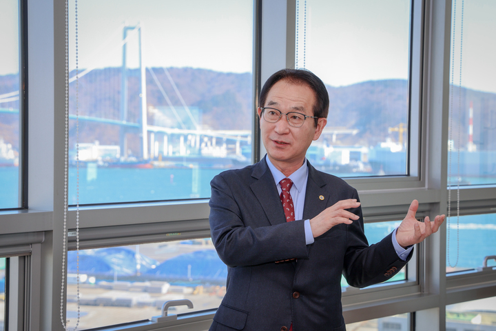 변재영 울산항만공사 사장은 본지와의 인터뷰를 통해 올해에는 "친환경 에너지 물류허브 도약을 위한 움직임을 본격화하고 지역사회와의 긴밀한 소통은 물론 중소·협력기업과 동반 성장하는 경영을 실천할 계획"이라고 밝히고 있다. 이수화 기자