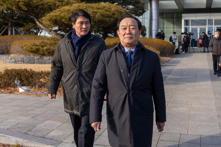 송철호 전 울산시장이 7일 울산지방법원에서 열린 사전뇌물수수 및 정치자금법 위반 혐의 선고공판에서 무죄를 선고받은 뒤 법정을 나서고 있다. 최지원 기자
