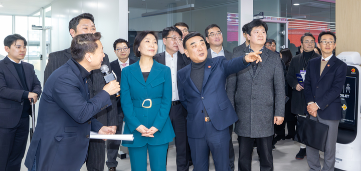 울산 스타트업 허브 개소식이 열린 11일 울산 남구 종하이노베이션센터에서 김두겸 울산시장, 오영주 중소벤처기업부 장관, 김종섭 울산시의장 직무대리 등 관계자가 시설물을 둘러보고 있다. 최지원 기자