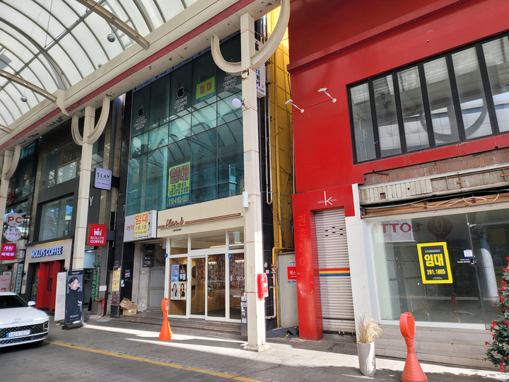 지난 1월 울산 중구 성남동 젊음의거리 일대 상가 곳곳에 임대 현수막이 붙어 있다.