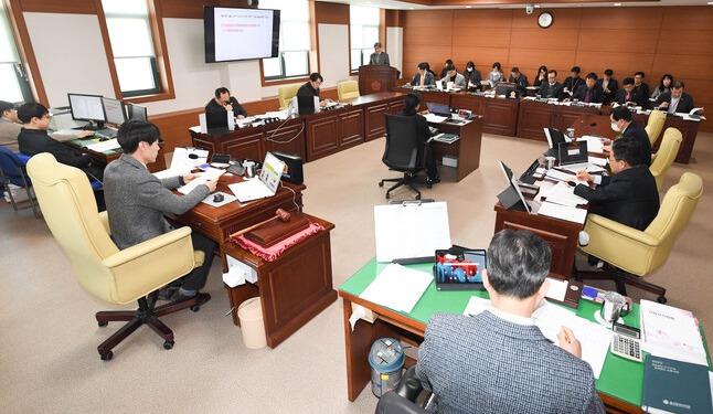 울산시의회 산업건설위원회는 13일 회의실에서 '울산시 자율주행자동차 시범운행지구 운영 및 지원 조례안' 등을 심사했다. 울산시의회 제공