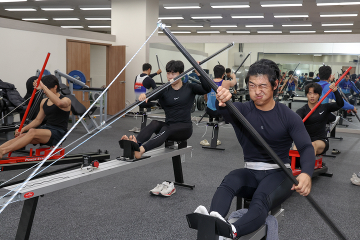 울산시청 실업팀 소속 카누 선수들이 12일 울산종합체육관 내에 새롭게 마련된 카누 훈련장에서 에르고미터 훈련을 하고 있다. 이수화 기자