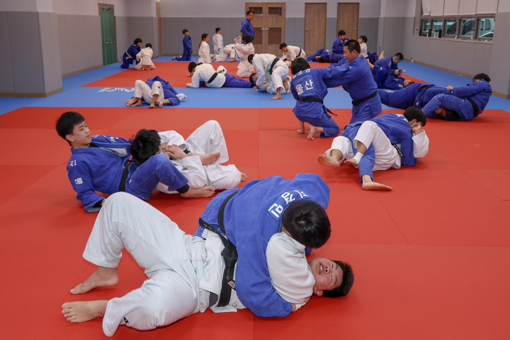 12일 울산종합체육관 내에 새롭게 마련된 유도 훈련장에서 울산시에 소재한 초등학교부터 고등학교까지 유도 꿈나무들이 함께 훈련을 하고 있다. 이수화 기자