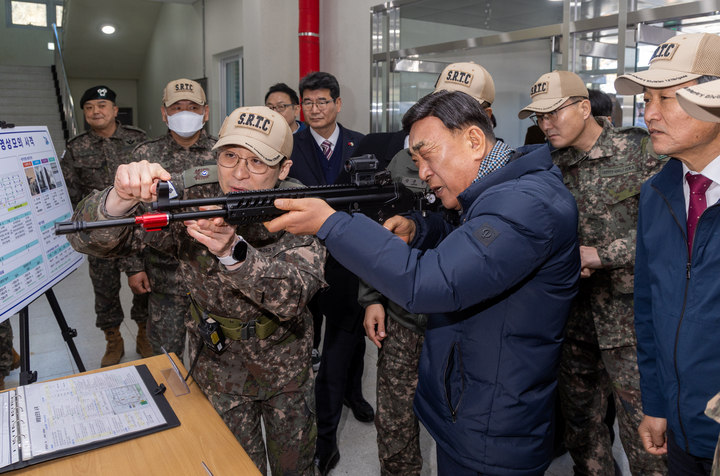 울산과학화예비군훈련장 개소식이 열린 13일 훈련장 내 영상모의훈련장에서 김두겸 울산시장이 사격 훈련을 체험하고 있다. 최지원 기자