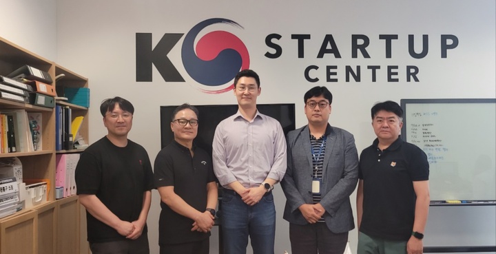 BNK금융그룹은 계열사 BNK벤처투자를 통해 부산, 울산, 경남 지역 벤처 및 스타트업 생태계 활성화를 목적으로 '비엔케이 미래혁신성장 펀드'를 결성했다. 왼쪽 두번째부터 BNK벤처투자 정성재 대표, ㈜맵시 김지수 대표.