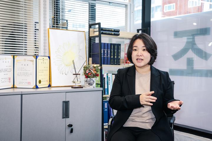성폭력, 아동 및 장애인 학대, 스토킹 범죄 등을 당한 울산지역 '범죄 피해자'를 변호할 국선 전담변호사 석이 지원자가 없어 4개월째 공석인 가운데 조현주 전 피해자 국선 전담변호사를 만나 현 체계의 문제점과 그 대안에 대해서 들어보았다. 이수화 기자