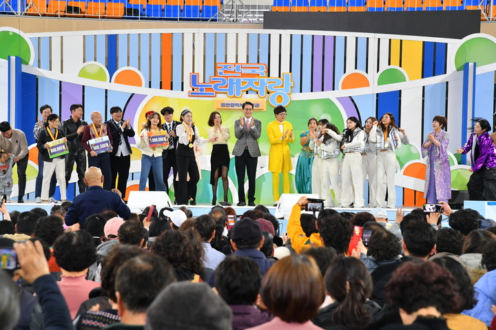 'KBS전국노래자랑 울주군편'이 지난 15일 울산 울주군 삼남읍 울주종합체육센터에서 열린 가운데 방청객 3,000여명이 참여해 성황리에 마무리됐다.