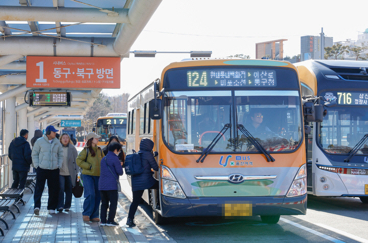 울산시는 작년 12월 21일 대대적으로 단행한 시내버스 노선 개편 이후, 시민 불편을 최소화하기 위해 총력전을 펴고 있다. 현재 26개 정류소에 공무원과 자원 봉사자를 배치해 환승 안내를 지원하고 있으며 오는 3월부터 50개서에 100명을 배치해 체계적으로 안내를 도울 계획이다. 울산매일 포토뱅크