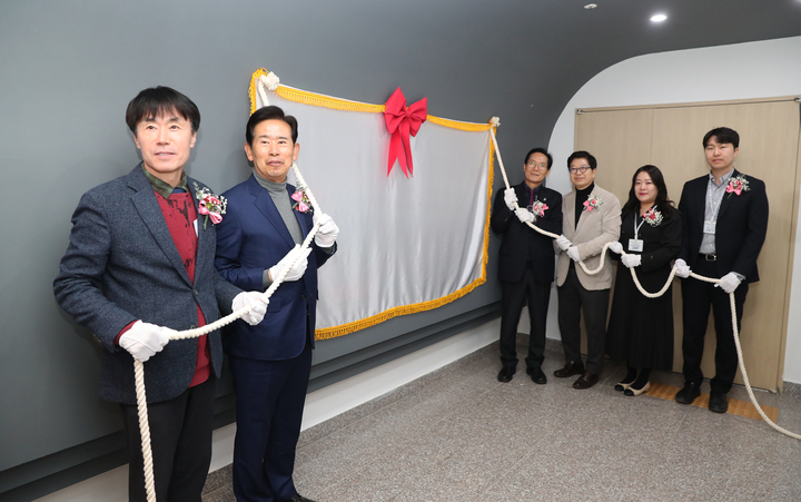 울산시는 지난 21일 중구 우정혁신타워 6층에서 안효대 경제부시장, 백현조 시의회 산업건설위원장, 김철준 울산경제일자리진흥원장 등이 참석한 가운데 '톡톡팩토리 중구혁신점' 개소식을 가졌다. '톡톡팩토리'는 지역 청년 창업자를 위한 인큐베이팅형 공간으로 이번 중구혁신점 개소를 맞아 구·군별로 1곳씩 운영 체제를 갖추며 모두 6개소로 확대됐다.