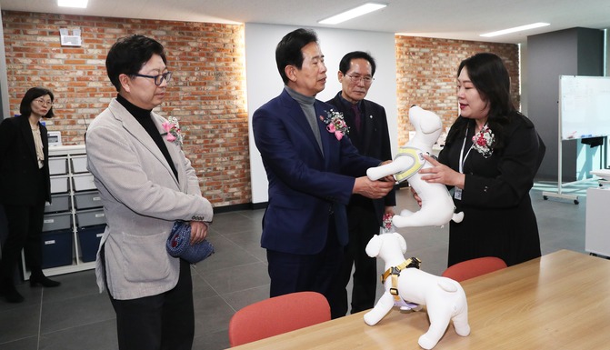 안효대 경제부시장이 관계자의 설명을 듣고 있다.