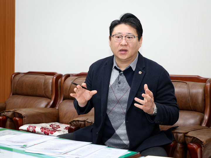 울산시의회 쳥년특위 권순용 위원장은 "청년 유출을 막기 위해서는 그들이 희망하는 분야에 중점적으로 투자할 필요성이 있다고 생각한다"고 밝혔다. 이수화 기자