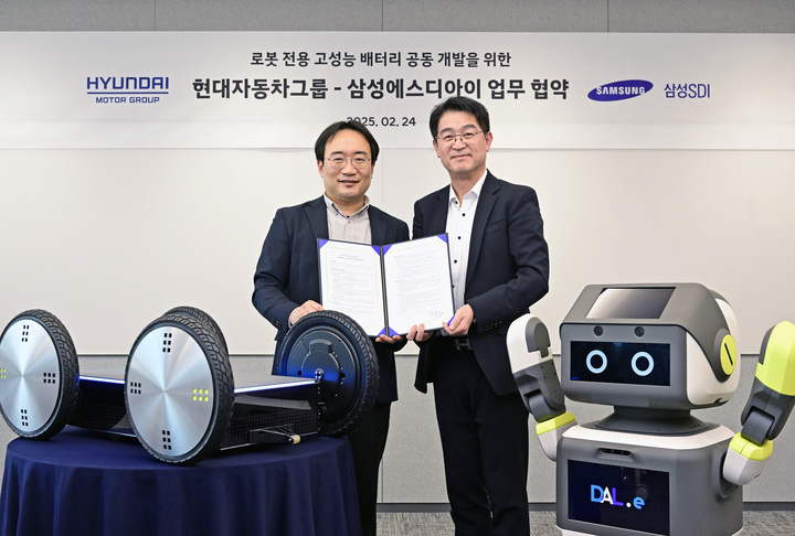 현대차·기아 의왕연구소에서 열린 업무 협약식에서 (왼쪽부터)현대차·기아 로보틱스랩장 현동진 상무, 삼성SDI 소형사업부 전략마케팅팀장 조한제 부사장이 기념 사진을 촬영하고 있다. 현대차 제공
