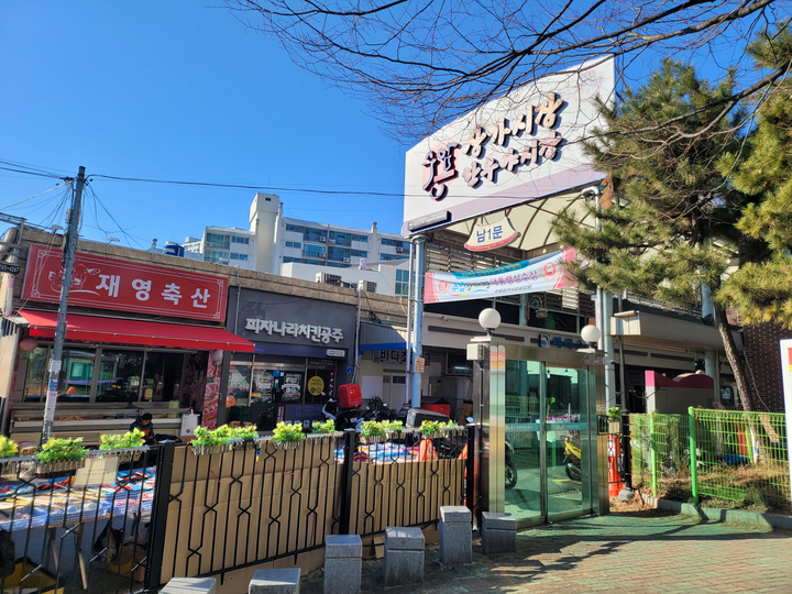 울산 남구의 한 아파트에 스크린도어가 설치돼 있다.
