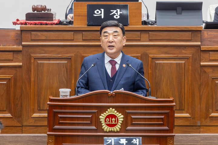 김두겸 울산시장이 25일 울산시의회 본회의장에서 열린 제253회 임시회 2차 본회의에서 손근호 의원의 질의에 답변하고 있다. 최지원 기자