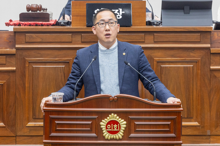 손근호 울산시의원이 25일 울산시의회 본회의장에서 열린 제253회 임시회 2차 본회의에서 시정질의를 하고 있다. 최지원 기자