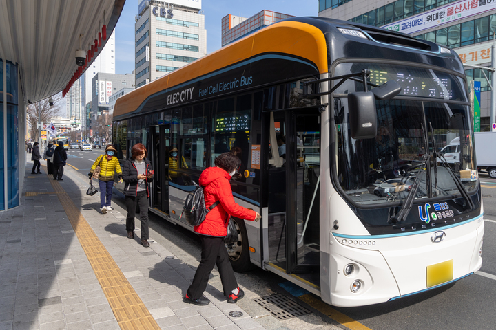 울산시가 2035년까지 전체 시내버스의 84.9%를 친환경 연료로 운행되는 수소전기버스와 전기버스로 전환한다. 사진은 시내에서 운행 중인 수소전기버스의 모습. 최지원 기자