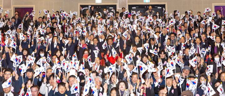 제106주년 3·1절 기념식이 열린 지난 1일 울산문화예술회관에서 김두겸 울산시장, 김종섭 울산시의장 직무대리, 천창수 울산시교육감, 김상욱 국회의원, 김영길 중구청장, 김종훈 동구청장, 박천동 북구청장, 이순걸 울주군수, 이윤철 울산상공회의소 회장, 남진석 광복회 울산지부장을 비롯한 독립유공자 유족과 참석자가 만세 삼창을 하고 있다. 최지원 기자