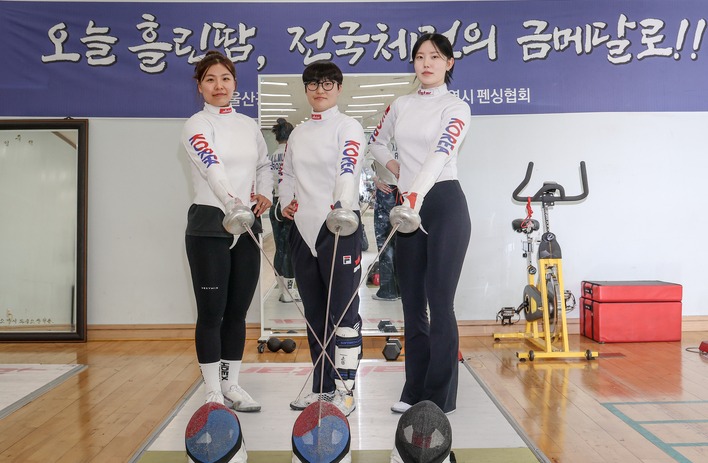 올해 초 첫 창단한 울산시청 소속 펜싱여성팀. (왼쪽부터)주장 임주미(32), 유단우(28), 김가은(24) 선수. 이수화 기자