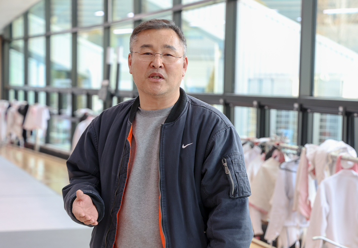 울산 소속으로 선수부터 코치까지 40년 가까이 지역 펜싱계에 몸 담았고 현재 울산시청 실업팀을 이끌고 있는 이승림 감독. 이수화 기자