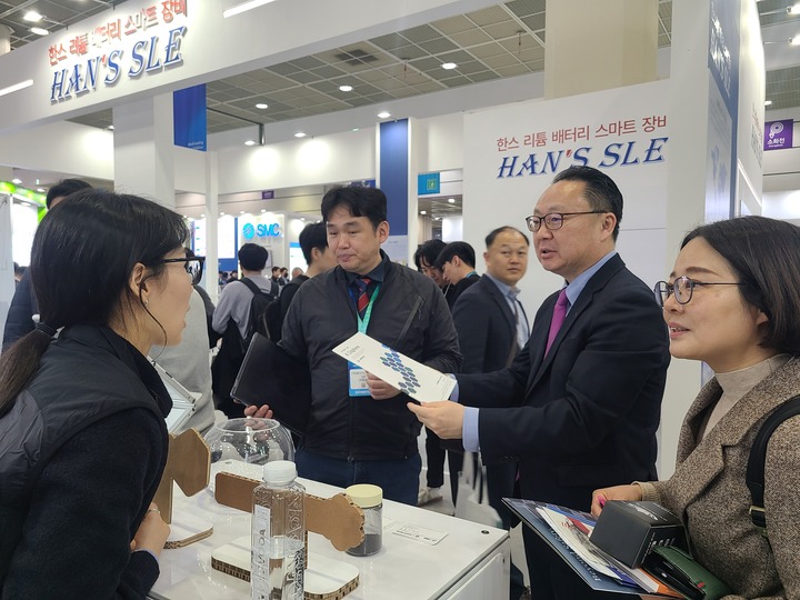 울산경제자유구역청은 지난 5일부터 7일까지 서울 코엑스에서 열린 '2025 인터배터리 전시회'에 참가했다. 이경식 청장 등이 울산 기업들의 전시 현장을 살펴보고 있다. 울산경자청 제공