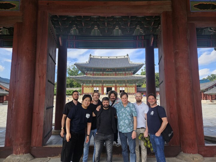 지난해 아시아투 어중 창덕궁을 둘러보고 기념촬영  본인제공
