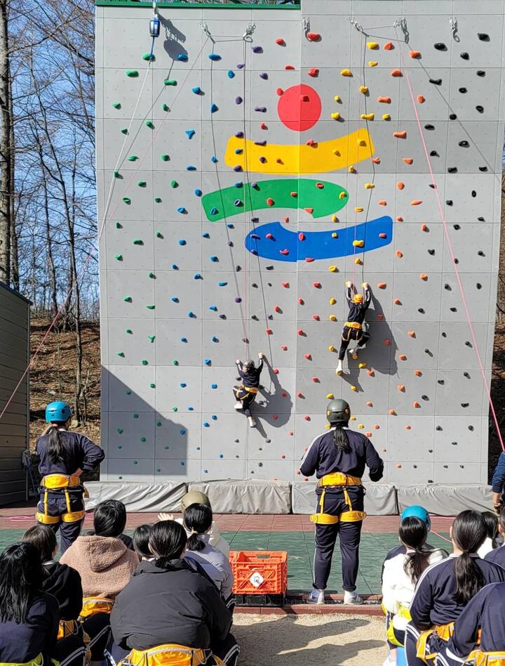 울산학생교육원에 마련된 인공암벽장에서 학생들이 체험활동을 하고 있다. 울산매일 포토뱅크