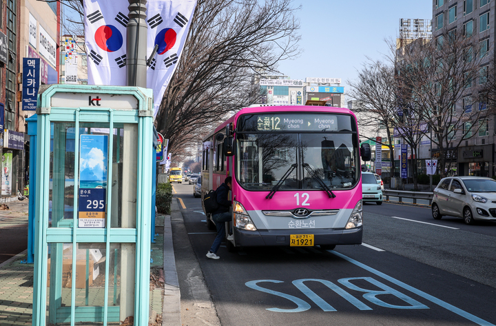울산시가 시민들이 시내버스와 순환노선 버스의 구분을 쉽게 하도록 편의를 제공하기 위해 순환노선 버스에 분홍색을 도입했다. 사진은 11일 울산 남구 옥동중학교 버스정류장에서 시민이 분홍색으로 새단장한 순환버스를 이용하고 있는 모습. 이수화 기자