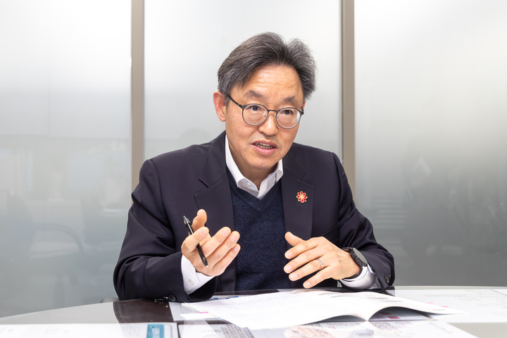 '울산 인구업(UP) 전략본부' 울산시 강기중 정책기획관이 본지와 인터뷰를 진행하고 있다. 최지원 기자