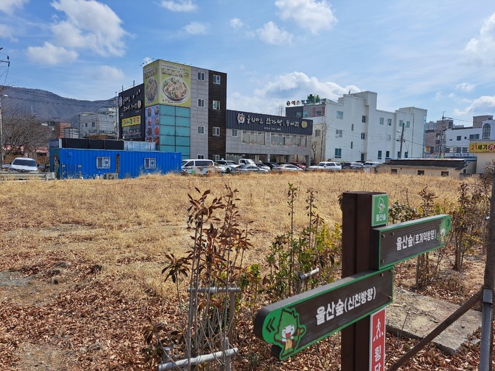 과거 호계역 철길 관리사무소가 있었던 호계동 774-2번지 일원의 부지.