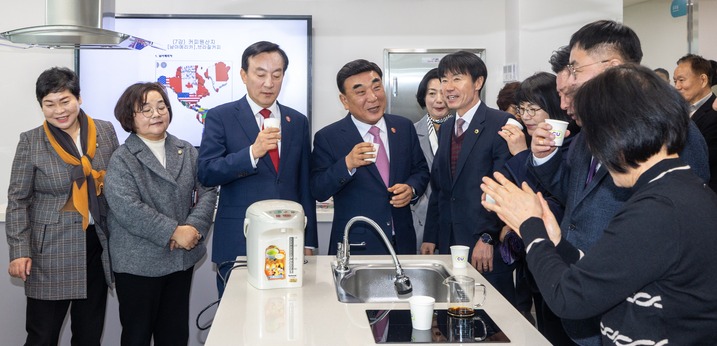 제2시립노인복지관 개관식이 열린 13일 울산 북구 제2시립노인복지관에서 김두겸 울산시장, 박천동 북구청장 등 참석자가 시설 및 프로그램 관람을 하고 있다. 최지원 기자