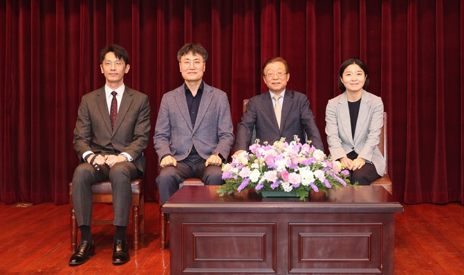 울산대학교 오연천 총장이 올해의 교수상 수상자와 기념사진을 찍었다. 왼쪽부터 이승구 에너지화학공학부 교수, 오은석 에너지화학공학부 교수, 오연천 총장, 신소희 스포츠과학부 교수. 울산대 제공