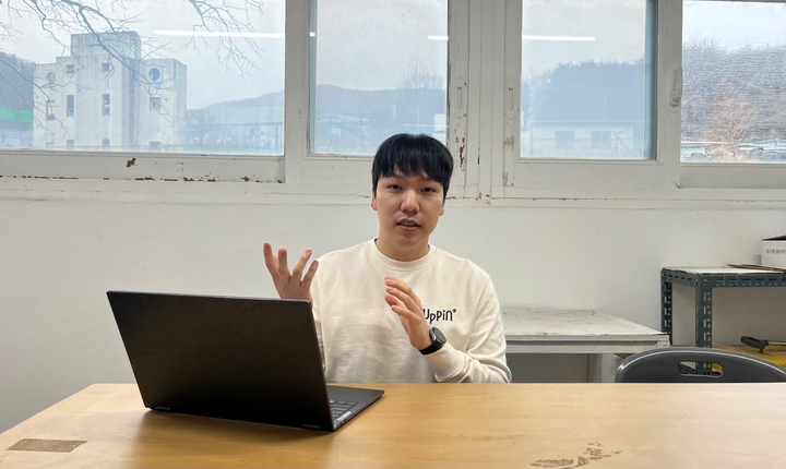 스마트 소셜팜 기업인 어핀(UPPIN)의 송민규 대표가 본지와의 인터뷰를 통해 기업에 대한 소개를 하고 있다.