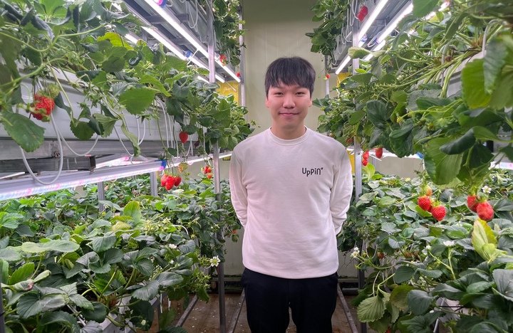 어핀(UPPIN)의 송민규 대표가 울산 울주군 웅촌면에 위치한 농장에서 인터뷰를 진행 중이다.
