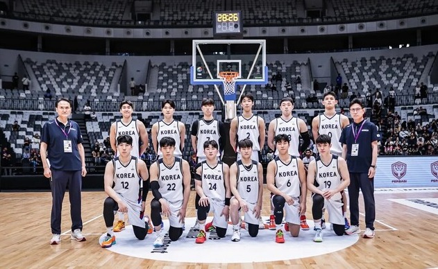 지난 2월 열린 2025 FIBA 아시아컵 예선 조별리그에 출전한 한국 농구 국가대표. 배번 12번이 문정현, 24번이 문유현.