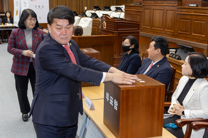20일 울산시의회 본회의장에서 제254 임시회 제2차 본회의가 개최되면서 실시된 후반기 의장 재선거에서 이성룡 의원이 투표를 하고 있다. 최지원 기자