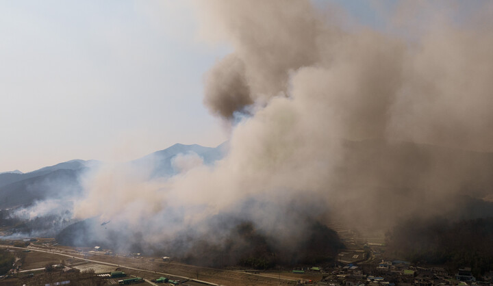22일 울산 울주군 온양읍 운하리 인근 한 야산에서 원인미상의 화재가 발생하여 불길이 주변지역으로 번지고 있다. 이수화 기자