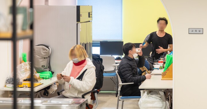 울산노숙인자활지원센터에 입소한 노숙인들이 교육실에서 시간을 보내고 있다. 최지원 기자