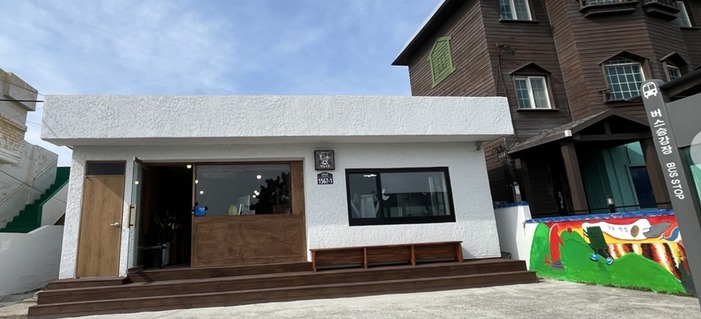 강동빵집 담벼락에는 김도영 대표가 강동지역 어린이들과 함께 작업한 그림이 그려져있다. 그는 자신의 베이커리집을 단순히 빵을 파는 가게가 아니라, 3대째 강동 바닷가에 뿌리를 내리고 살아가고 있는 토박이로서 고향마을 스토리와 문화를 전하는 사랑방이 되기를 원한다.