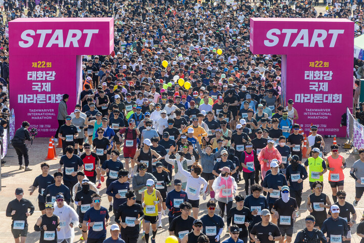 울산매일신문UTV가 주최·주관하고 울산시가 후원한 ‘제22회 태화강 국제마라톤대회’가 7,000여 명의 역대 최대 참가자 수를 기록하며 지난 29일 울산 태화강국가정원 야외공원장 일원에서 성황리에 개최됐다. 최지원 기자