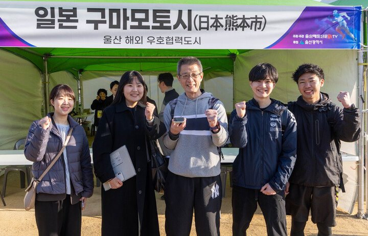 우호협력도시 일본 구마모토시 관계자들이 기념촬영을 하고 있다. 최지원 기자