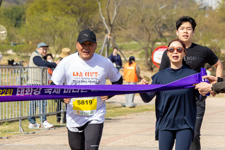 5km 구간에 참가한 이봉주 선수가 결승선을 통과하고 있다. 최지원 기자