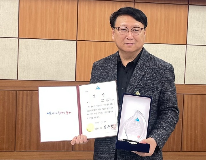 전우수 극단 푸른가시 대표.