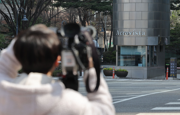 윤석열 전 대통령의 파면 사흘째인 6일 윤 전 대통령이 한남동 관저에서 퇴거를 준비 중인 것으로 알려진 가운데 이날 윤 전 대통령 사저가 위치한 서울 서초구 아크로비스타의 모습. 연합뉴스